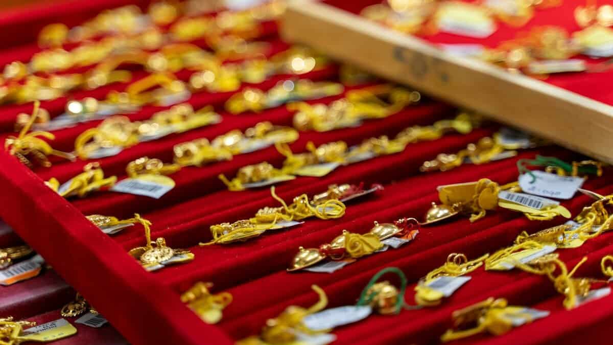 Gold prices soar to new records amid US government shutdown