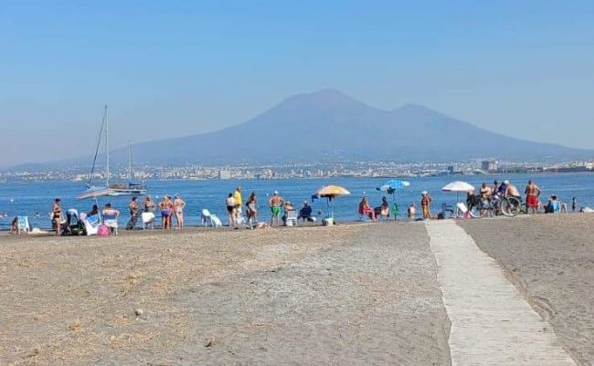 #PoliticaLavoro #Castellammare - La spiaggia al centro delle verifiche: autorizzazioni, controlli e affidamenti sotto la lente degli 007