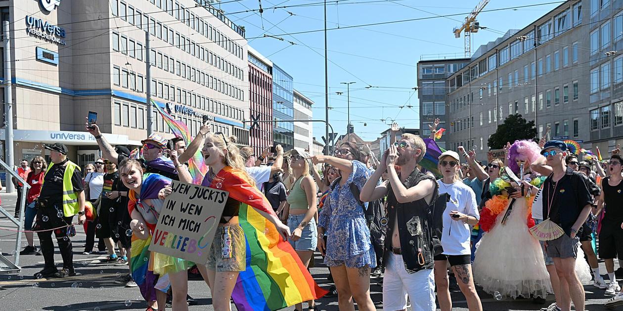 Pride, Party und Protest: Tausende ziehen zur CSD-Parade durch Nürnberg