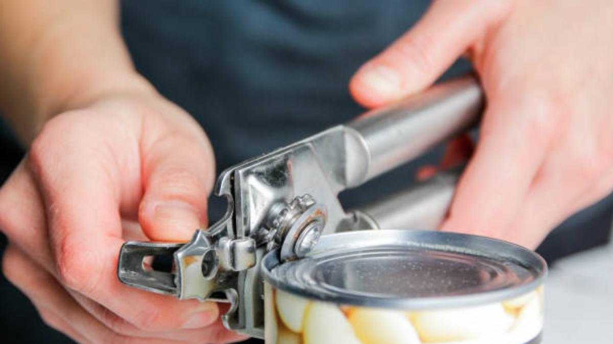 Is it safe to store an open can in the fridge? (Why your leftovers taste metallic)