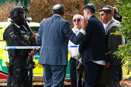 Polícia divulga identificação de dois mortos em ataque a sinagoga na Inglaterra