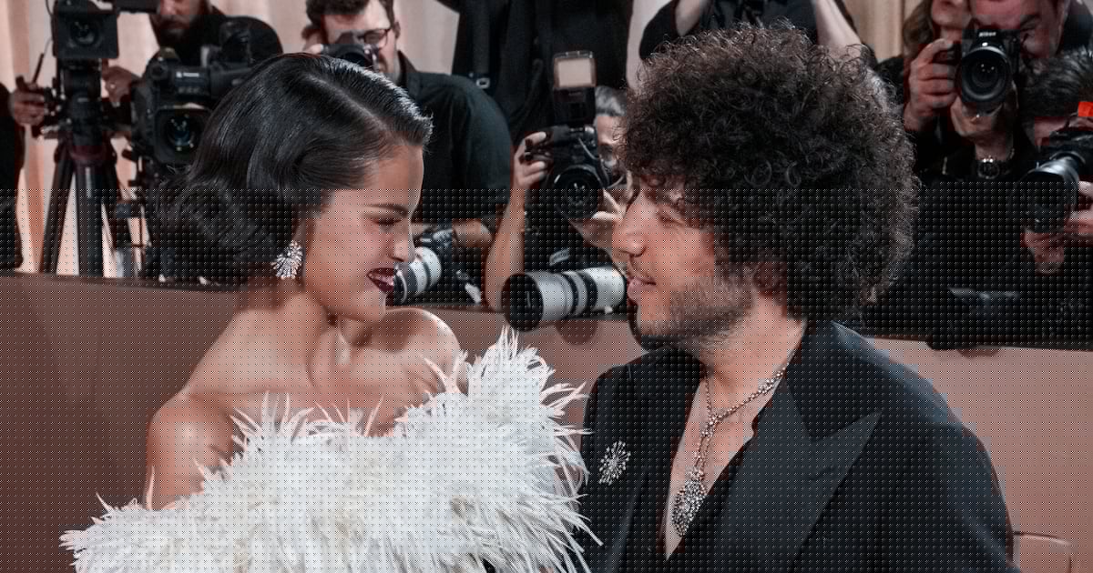 Selena Gomez sings in Spanish with husband Benny Blanco in his new music video