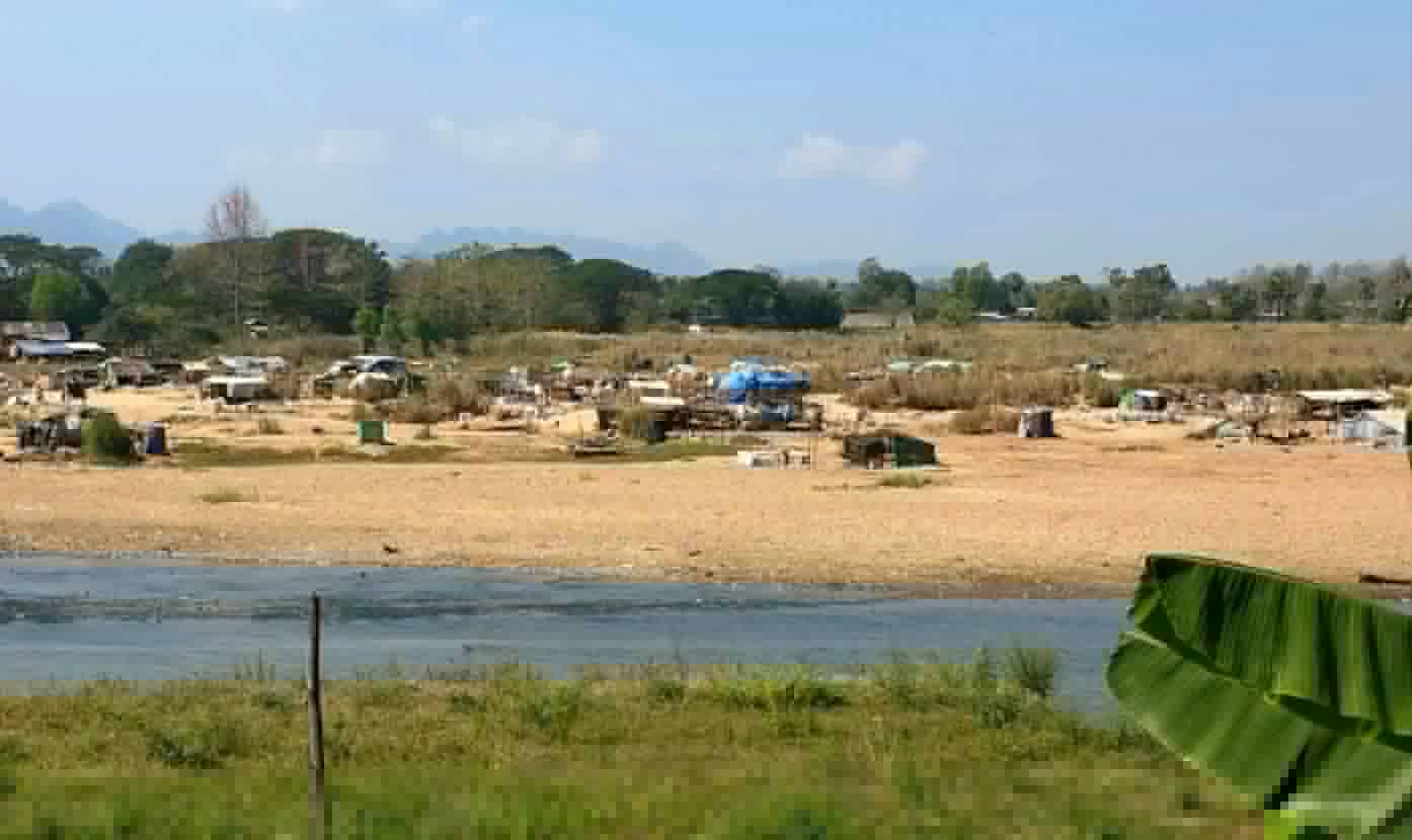 Displaced Civilians Flee to Thai Border River Amid Junta Bombardment in Karen State