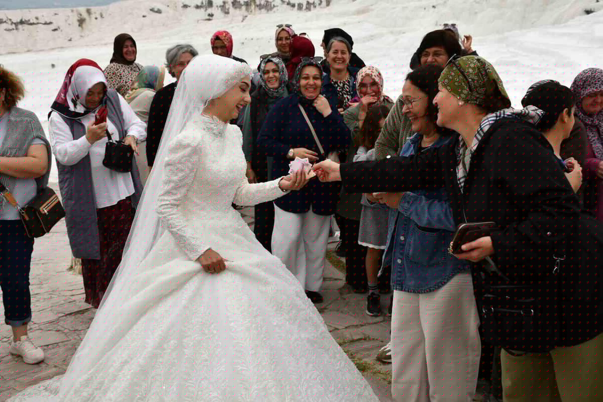 Düğün Fotoğrafları Beğenilmeyince Pamukkale'de Yeniden Çekim Yaptılar