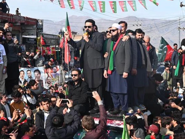 وزیراعلیٰ خیبرپختونخوا کی '20 لاکھ افراد' کے اسلام آباد مارچ کیلئے اسٹریٹ موومنٹ شروع