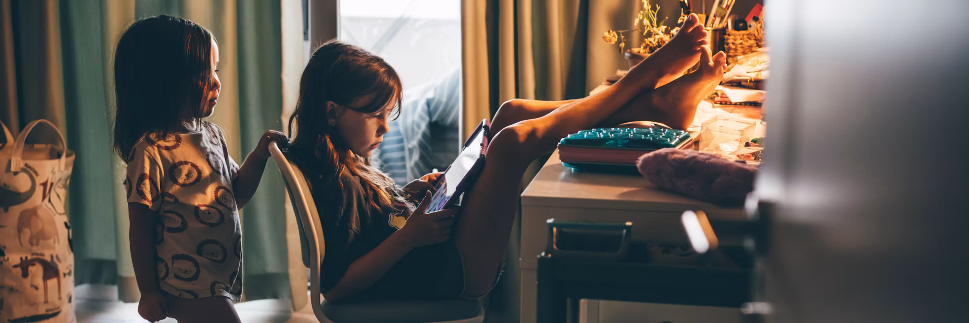 Parents putting screens in front of their kids is more about their own stress than other factors
