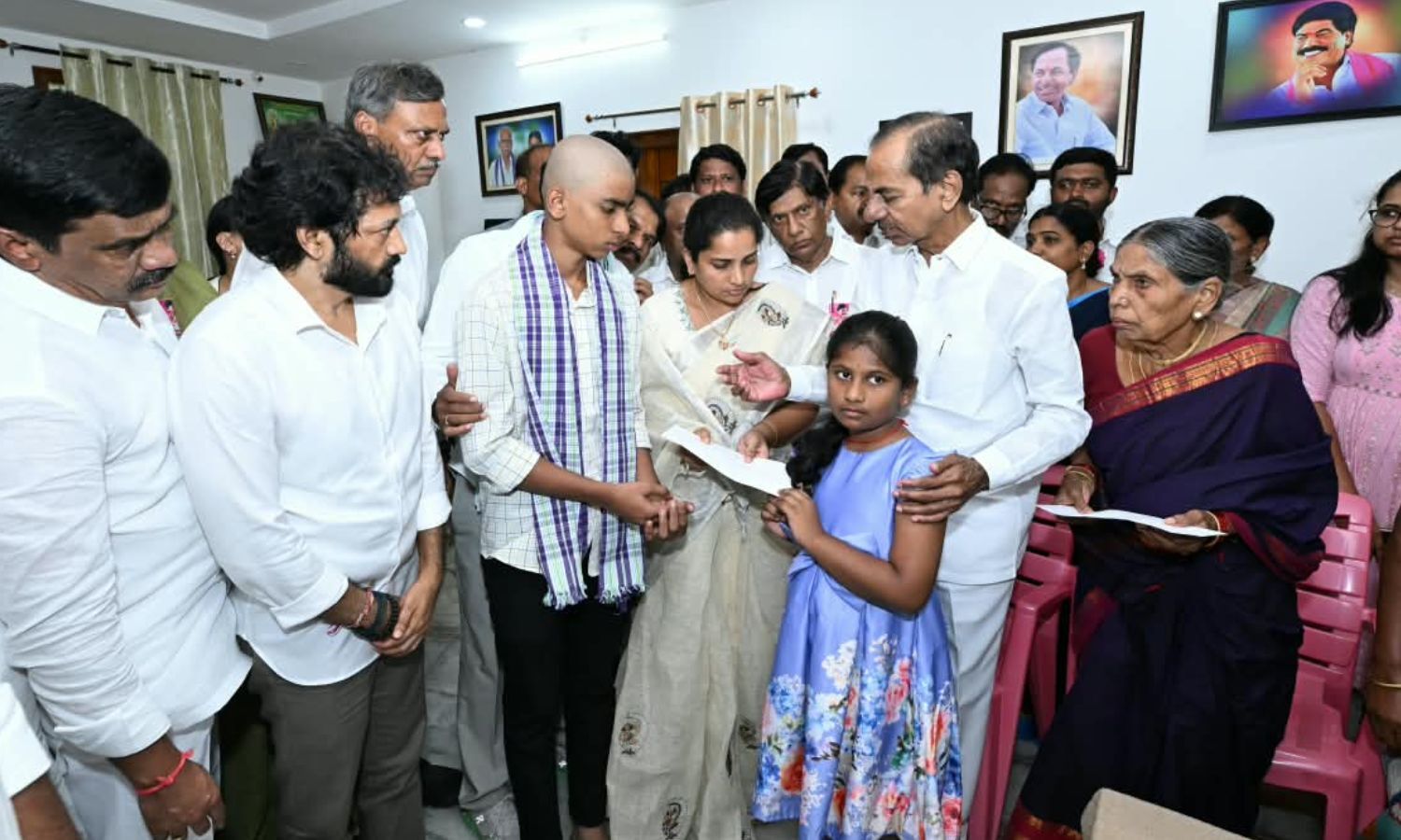 KCR Pays Rich Tributes to Peddy Sudarshan Reddy; Faces Delay Amid Heavy Crowd