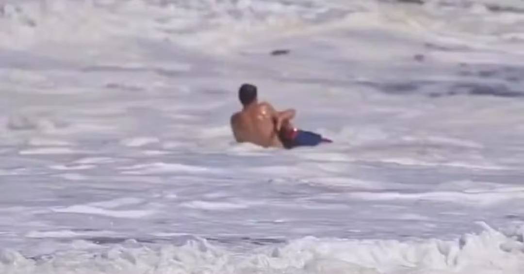 VÍDEO: Salva-vidas de apenas 16 anos salva criança de afogamento
