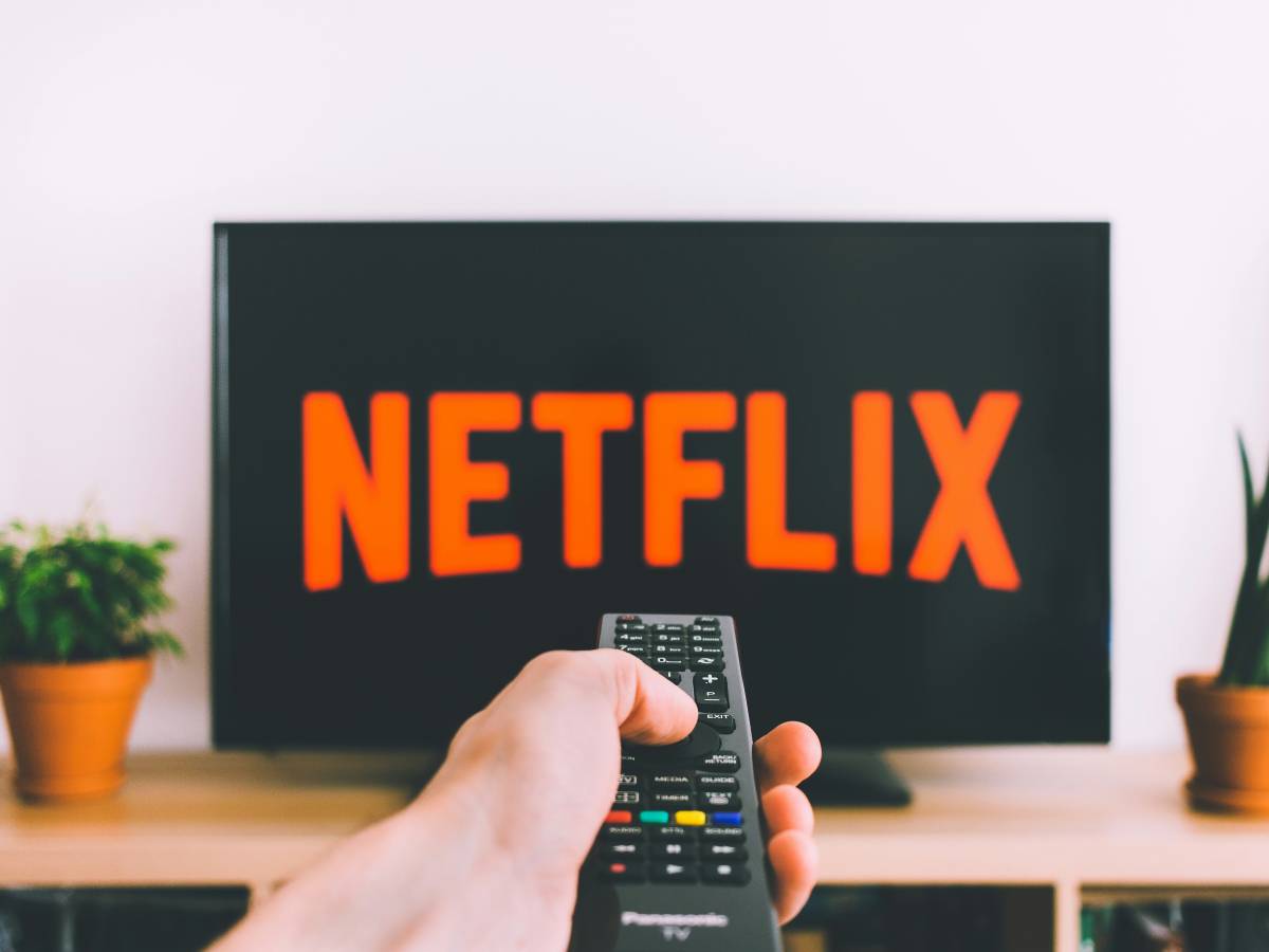Dieci anni fa la rivoluzione Netflix: cinque serie che ci hanno legati al divano