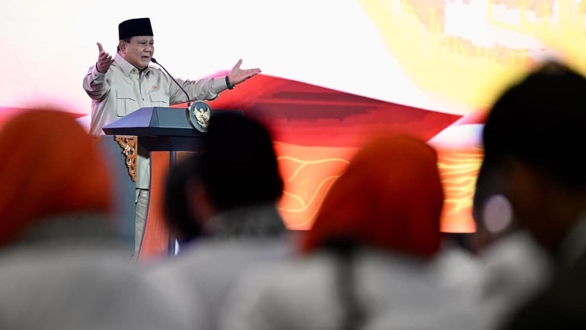 Prabowo Pimpin Inspeksi Laut dari KRI RJW-992, TNI AL Unjuk Kekuatan Armada di Teluk Jakarta