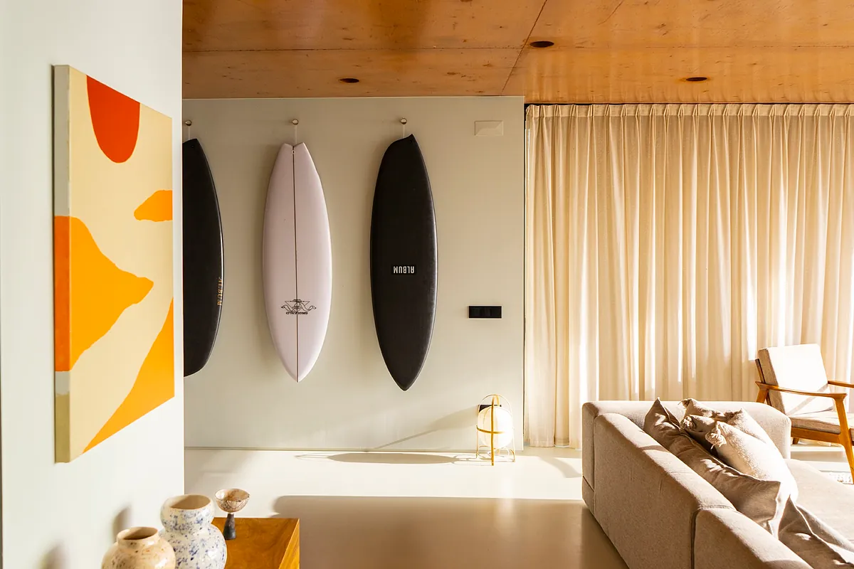 Nos colamos en las casas de los que viven por y para el surf