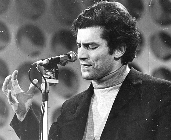 Luigi Tenco e la Canzone Esistenziale: quando la Poesia diventa dissenso. La protesta e la solitudine dell’intellettuale (Laura Tussi)