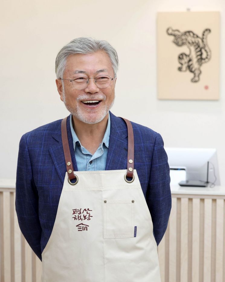 文 평산책방, 개점 1200일…"누적 방문자 63만명, 하루 평균 523명"