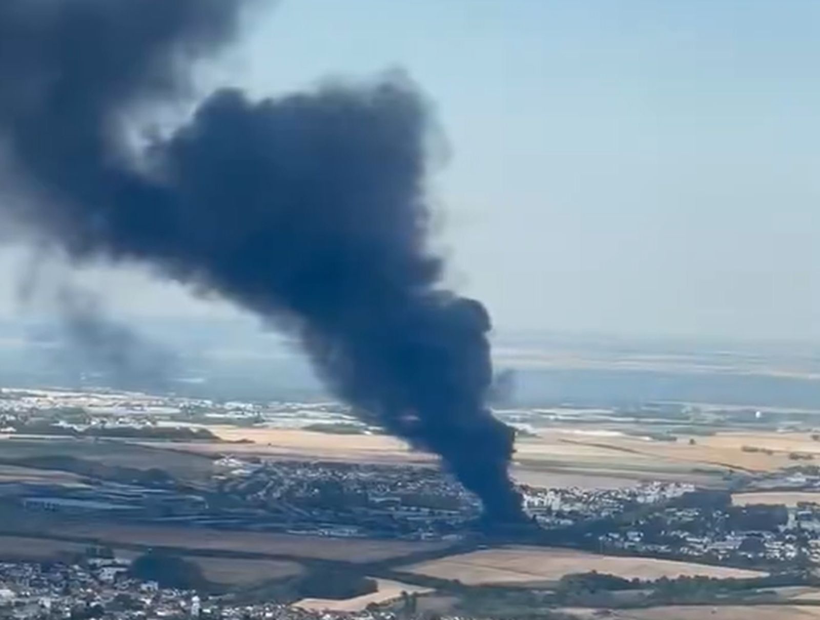 Incendiu puternic în apropiere de Paris. Două piste ale aeroportului Charles de Gaulle au fost închise