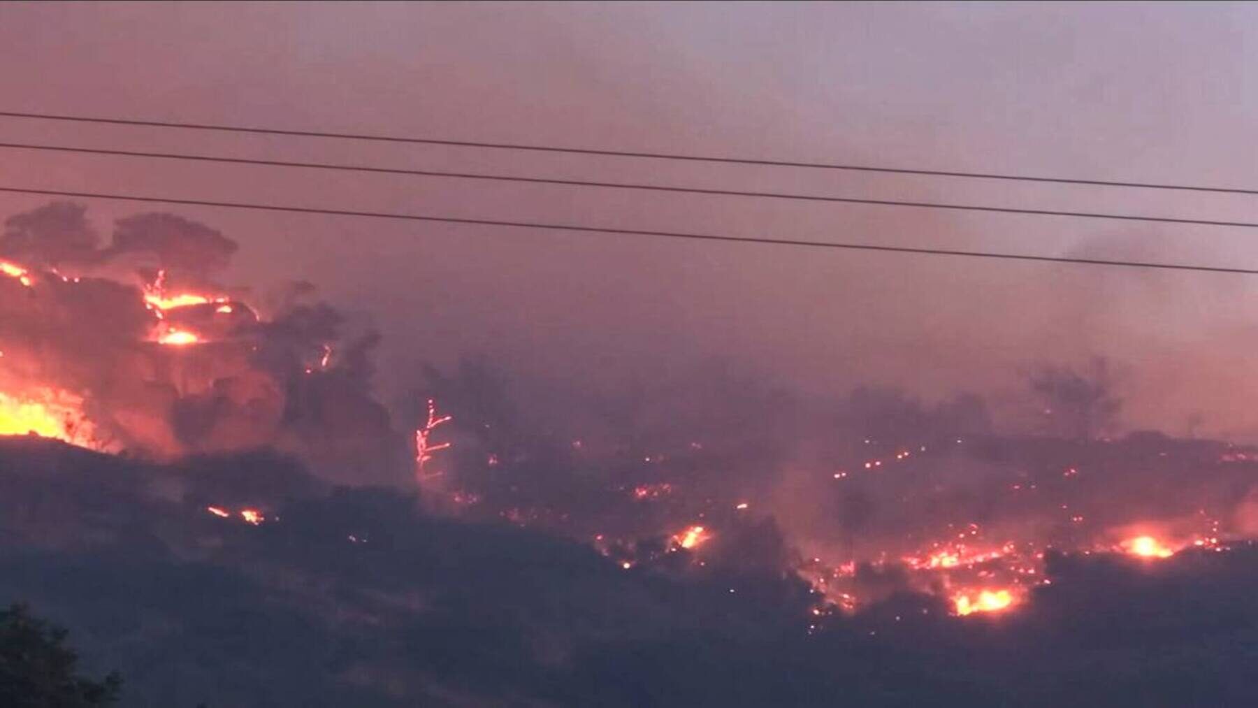Grecia lucha contra incendios forestales mientras en Creta todo sigue fuera de control y amenaza nuevas localidades