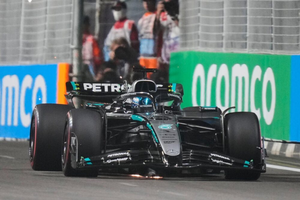 F1, sorpresa Mercedes a Singapore! Pole di Russell davanti a Verstappen, Antonelli in seconda fila. Ferrari anonima