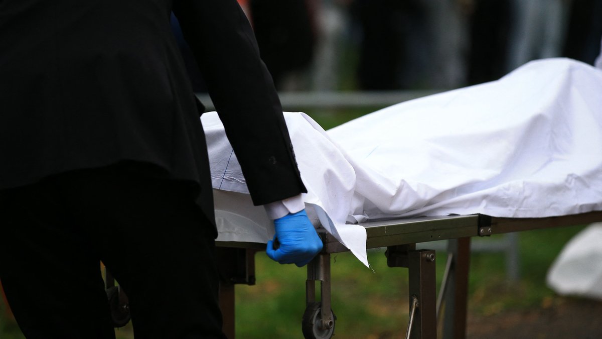 "Ça sentait l'animal mort"... 57 corps retrouvés en état de décomposition dans une pompe funèbre accusée d'avoir mal conservé les dépouilles, certains infestés par des asticots