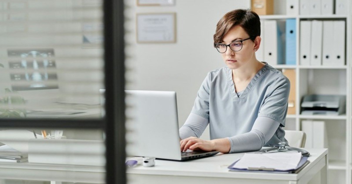 36-year-old medical receptionist finds out the 19-year-old new hire is earning more than her, spreads the news to her underpaid coworkers and quits: ‘My mind was blown.’