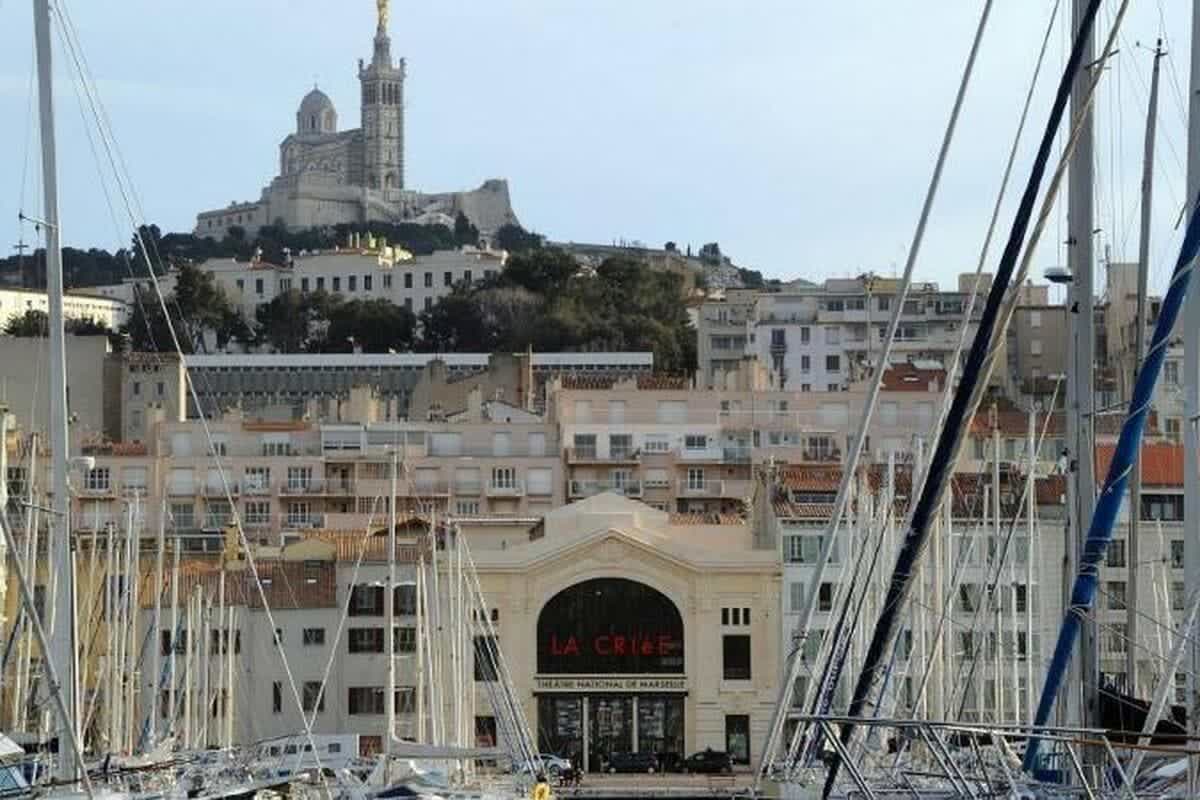 Un célèbre chef triplement étoilé se fait agresser et dérober sa montre de luxe par un homme armé d’un couteau en pleine rue à Marseille