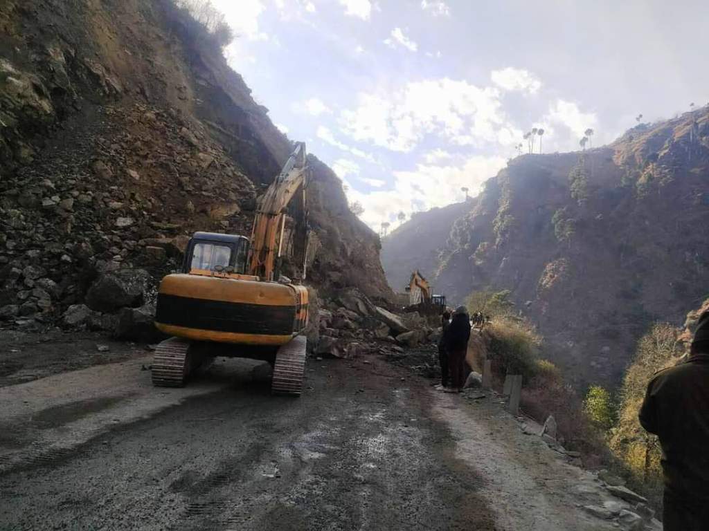 Kargil–Leh Highway Blocked by Landslide Near Akchamal Amid Heavy Rain