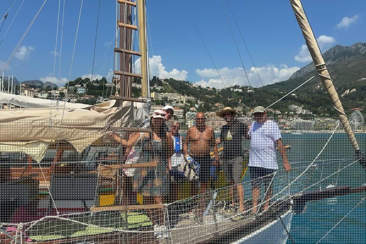 Voiles latines, artisanat local, socca truck et ambiance populaire… Première escale au vieux port de Menton pour La Guinguette des Perchés