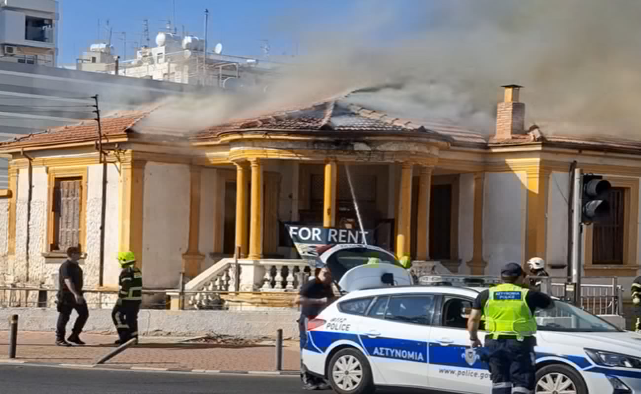 Φωτιά σε πρώην μπυραρία απέναντι από το Προεδρικό. Ολική καταστροφή (video)