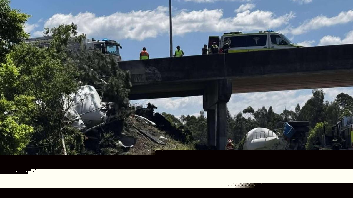 Driver alive after truck plunges off bridge onto highway at Yandina, Sunshine Coast