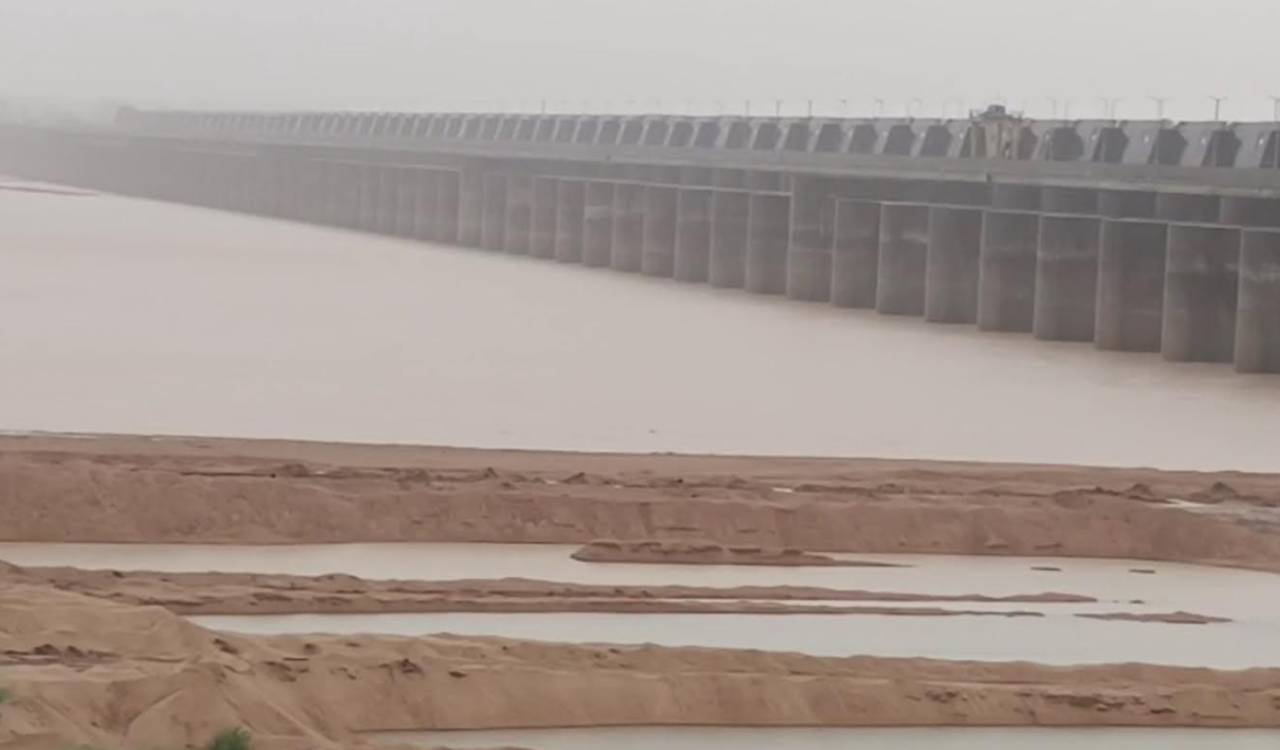 Medigadda receives heavy inflows, man goes missing in Jampannavagu