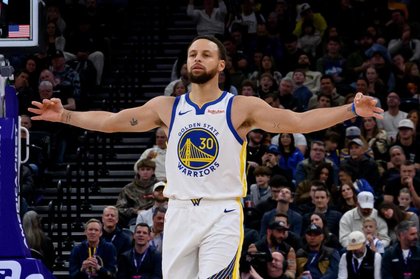 Con una ráfaga de triples y 27 puntos de Curry, Warriors vencen 140-124 a Jazz