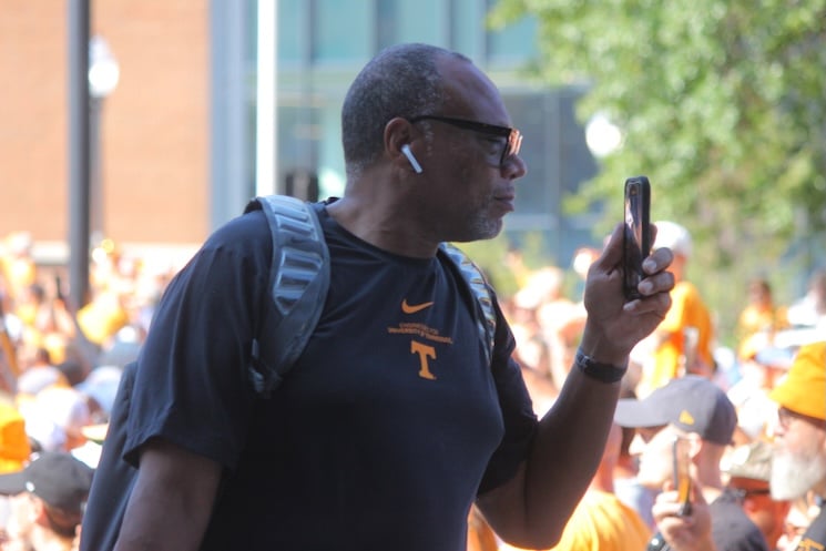What Tennessee Football Linebackers Coach William Inge Said About Stacked Room