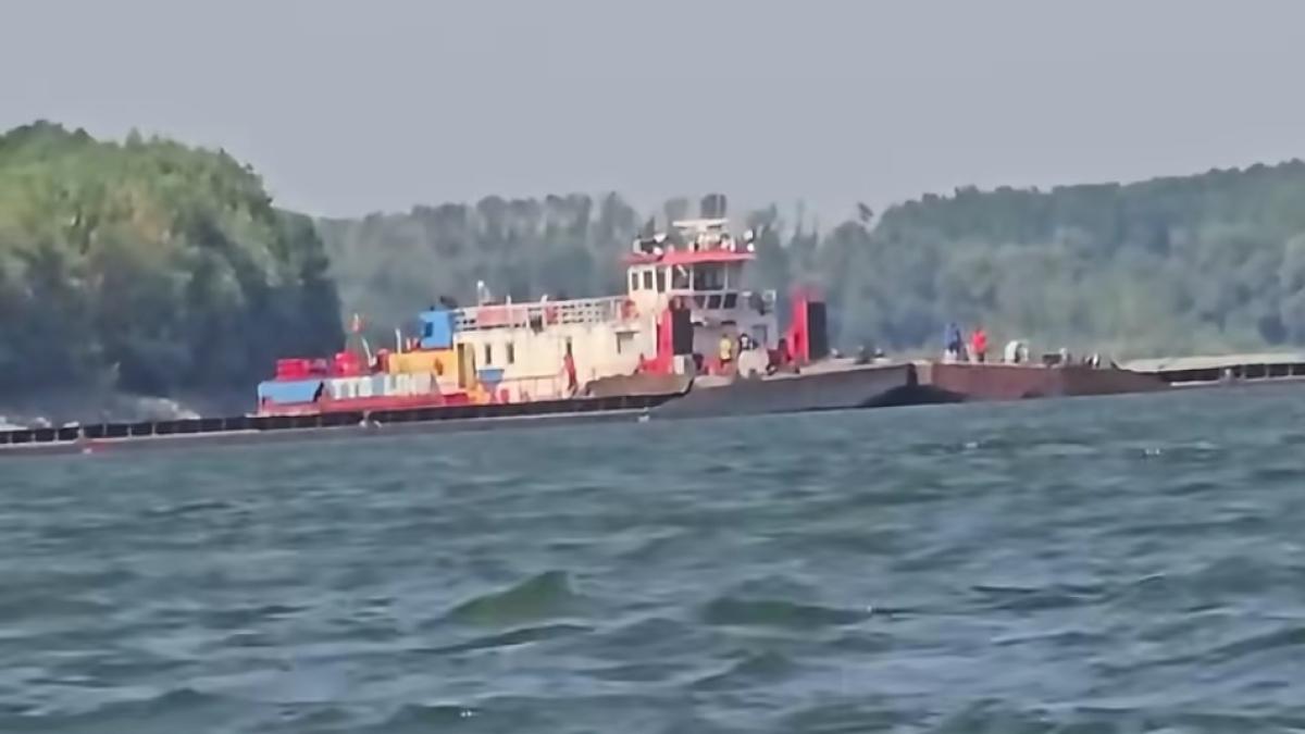 Operațiunea de scunfundare a celor patru barje, finalizată. Când se vor vedea primele efecte asupra debitului Dunării - VIDEO