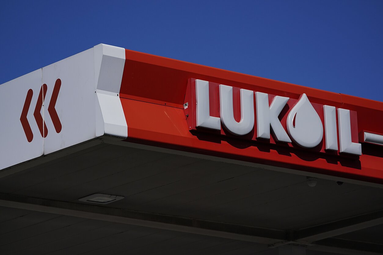 Sankcionuota Rusijos naftos bendrovė „Lukoil“ praneša parduodanti užsienio turtą „Carlyle“