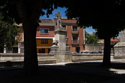 Un juez deniega demoler una cruz franquista alegando que aludir a Primo de Rivera o a los “mártires” no exalta la dictadura