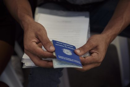 Caged mostra um freio na geração de empregos: economista explica o que isso tem a ver com os juros