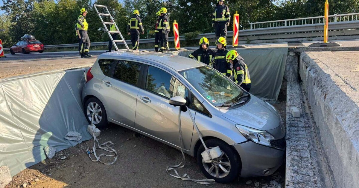 Feuerwehr gefordert - In nur acht Stunden fuhren zwei Autos in Baugruben