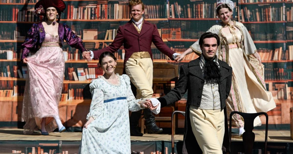 Outdoor Northanger Abbey production delights Worcester audiences