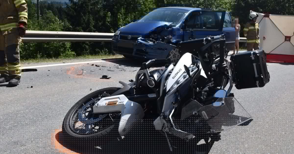 Lange Staus als Folge - Biker (28) geriet in Gegenverkehr: Schwer verletzt