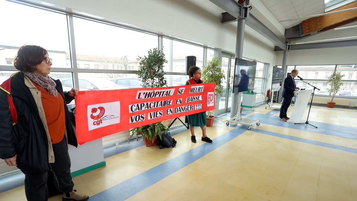 "L’hôpital se meurt, vos vies en danger" : une cérémonie de vœux d’un directeur de centre hospitalier perturbée par une manifestation