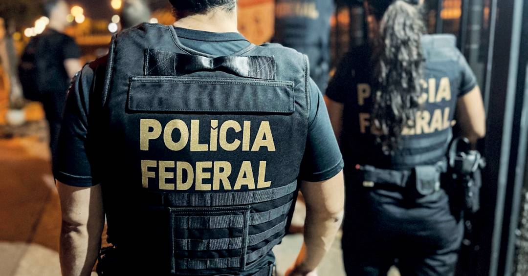 A reação dos delegados após Flávio Bolsonaro recusar escolta da PF