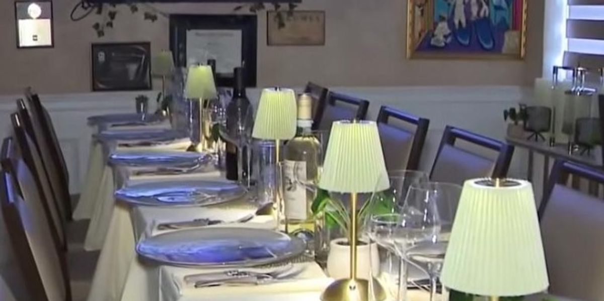 Restoranti në Florida organizon darka ku mysafirët hanë të zhveshur - burrat paguajnë më shumë
