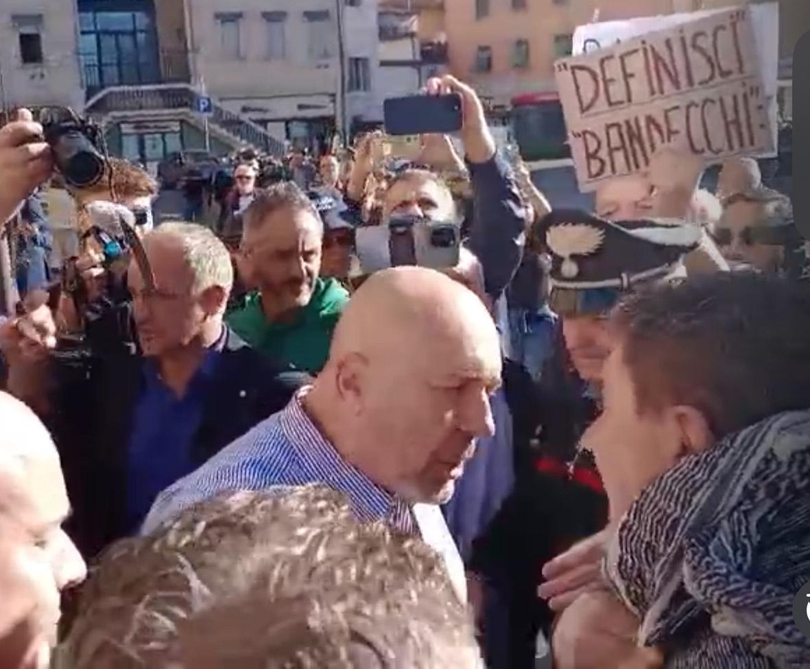 "Bandecchi vai via". Avs querela il sindaco. Petizione on line ne chiede le dimissioni