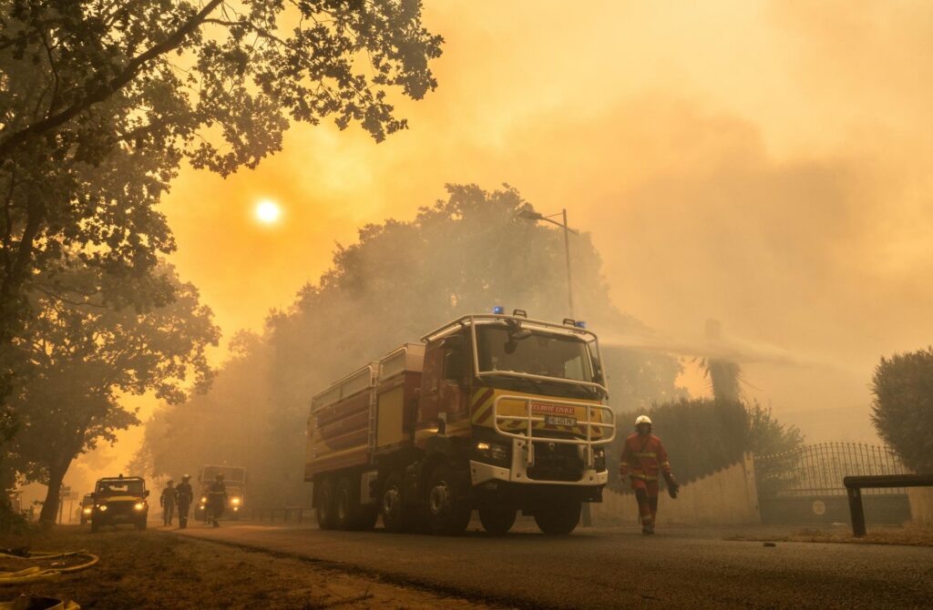 Desenes de milers de desallotjats en els grans incendis d’Occitània