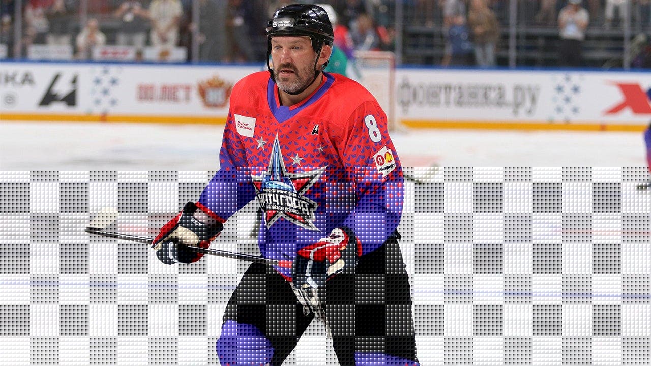 Washington Capitals star Alex Ovechkin crashes a couple's wedding photo shoot on a hotel staircase