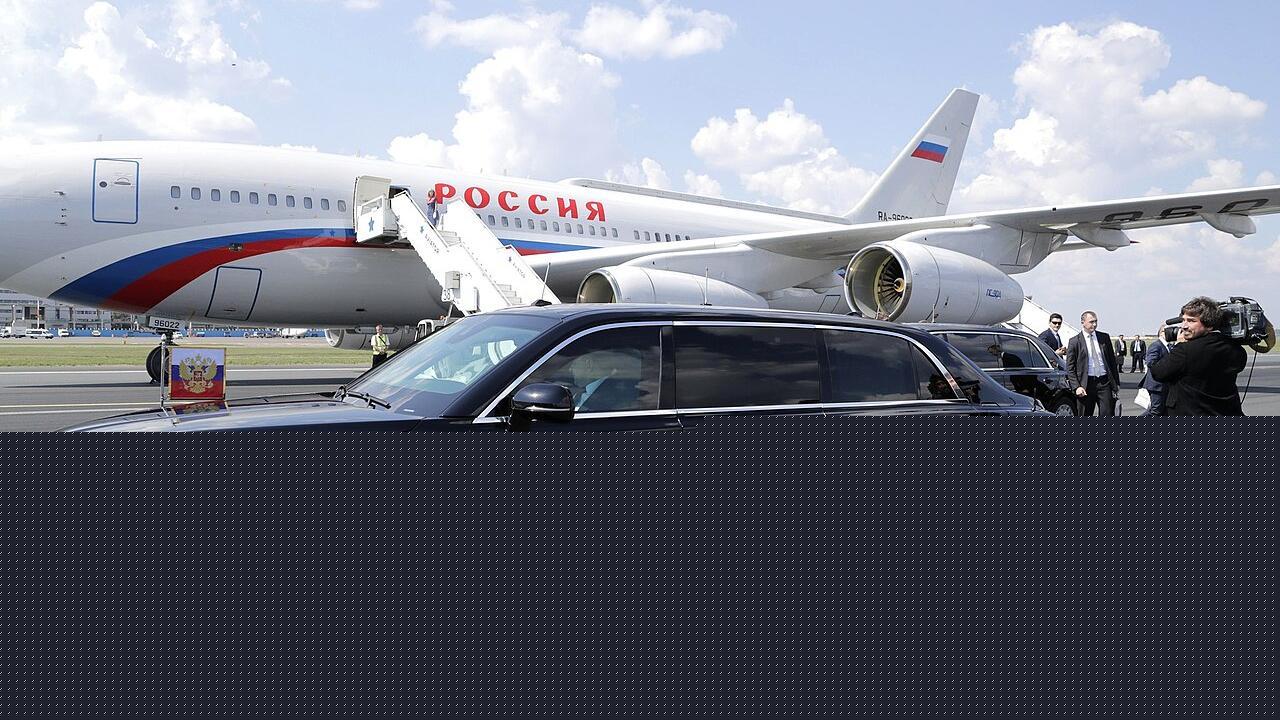 Putin Stops Motorcade in Novosibirsk to Speak With Residents on Way to Airport