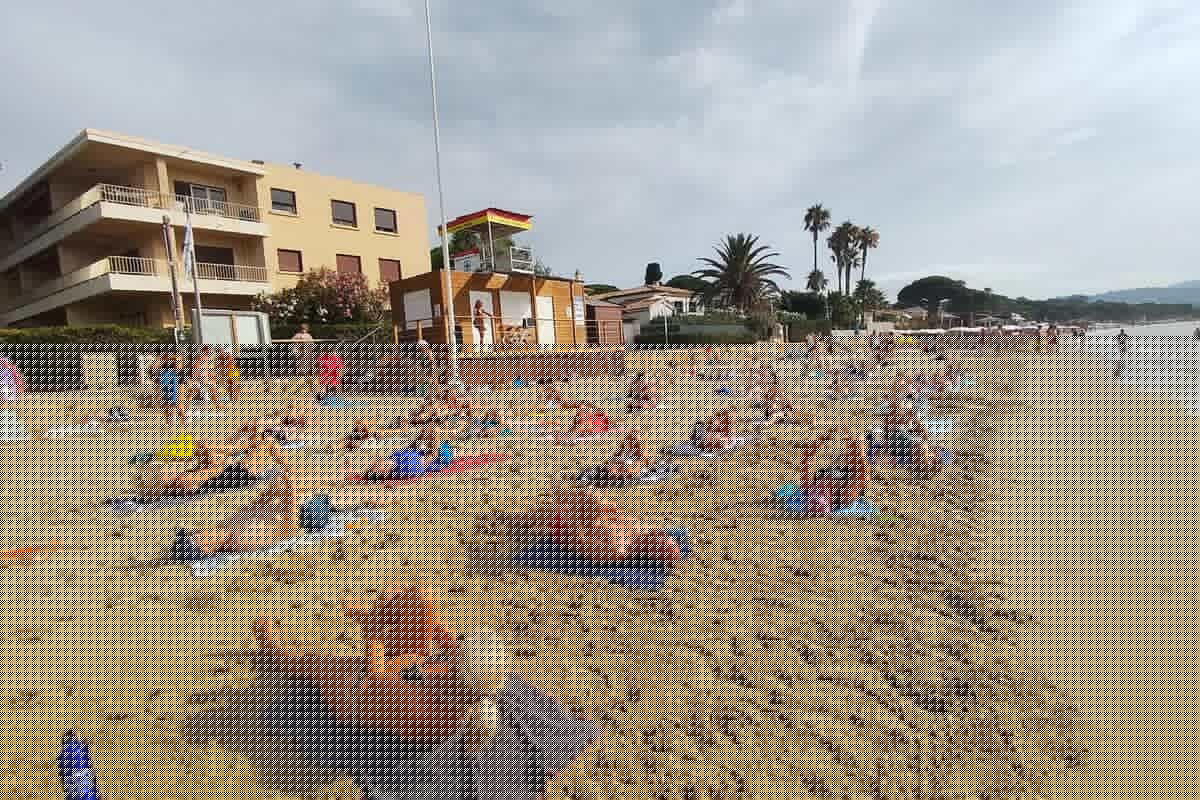 A Cavalaire, la journée commence par le réveil musculaire sur la plage avant d’autres activités sportives au frais !