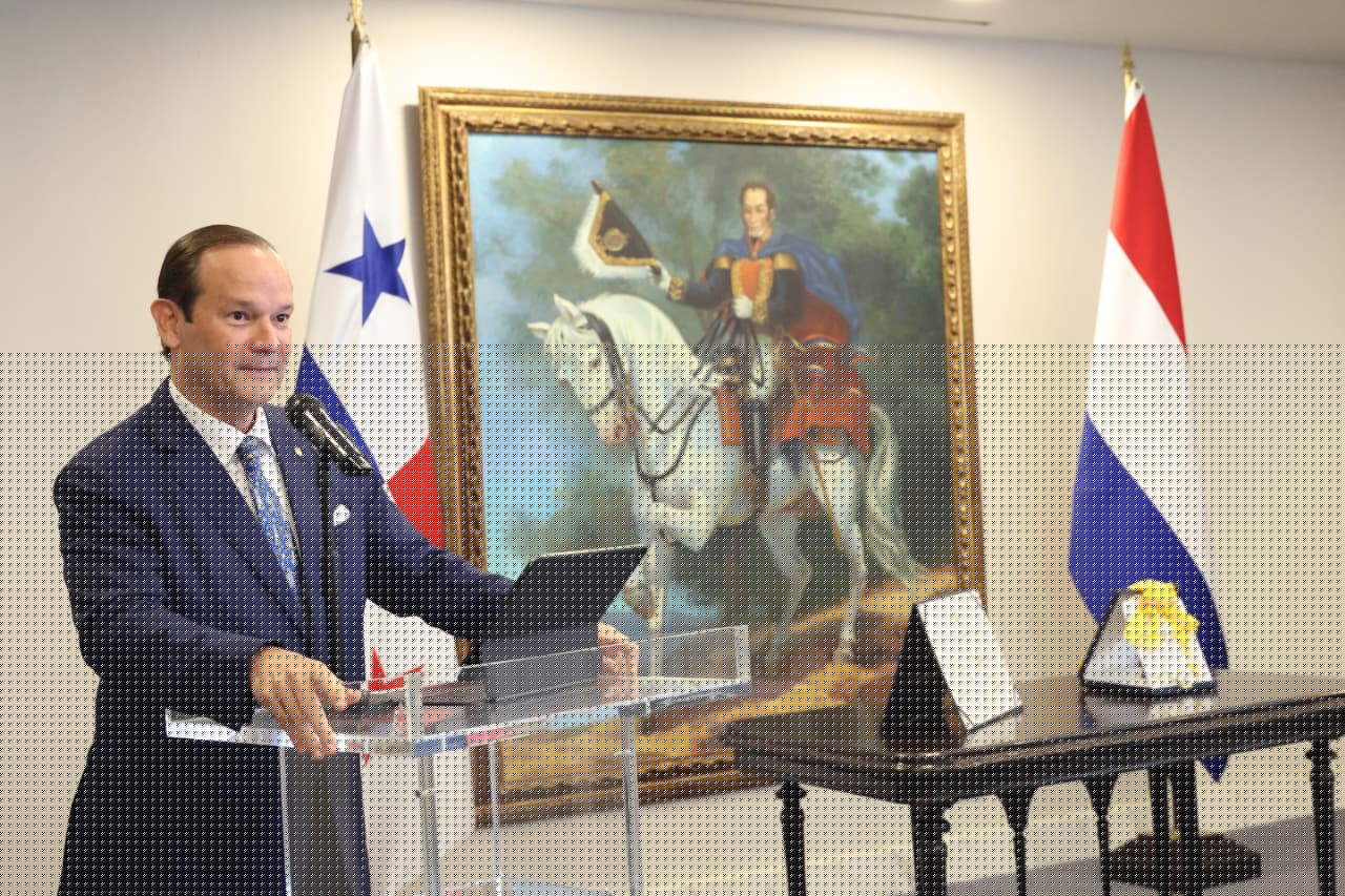 Panamá condecora al embajador Sander Cohen por su contribución al fortalecimiento de la cooperación y la agenda común con los Países Bajos
