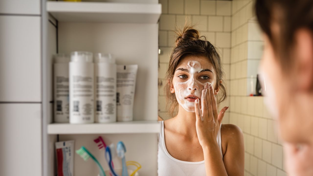 A Doctor's Guide To Skin Purging: The Dos & Don’ts