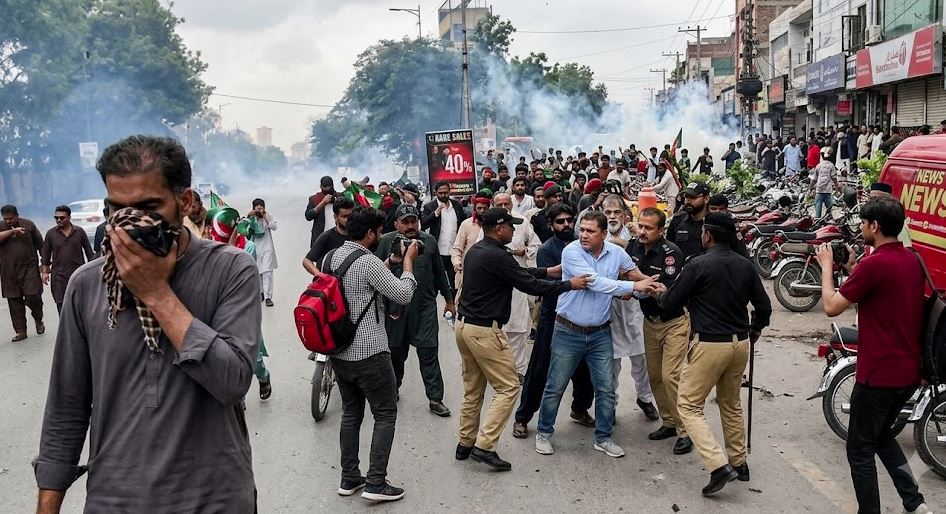 PTI Protest over Imran Khan’s arrest turns Chaotic in Karachi as Police, Workers Clash