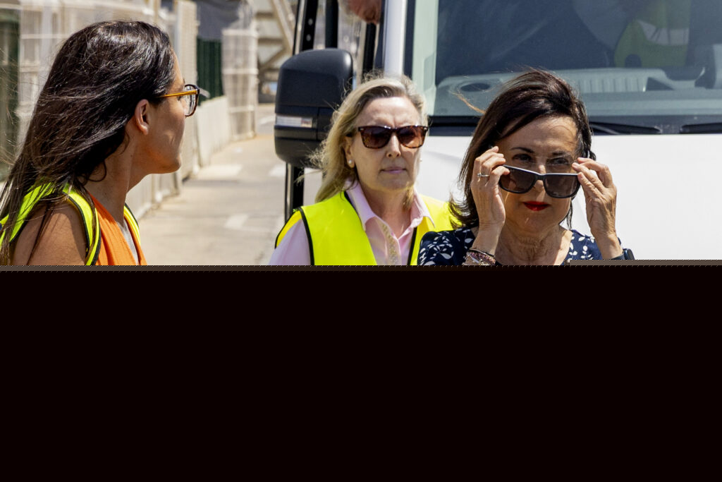 Robles apuja el to i exigeix al Marroc d’aclarir i investigar què va passar a la frontera de Ceuta
