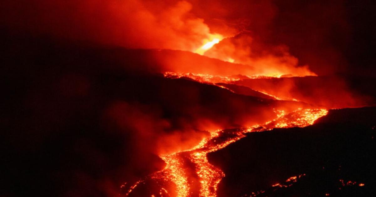 «Βρυχάται» η Αίτνα: Ποτάμια λάβας και τέφρα προκαλούν προβλήματα (Videos)